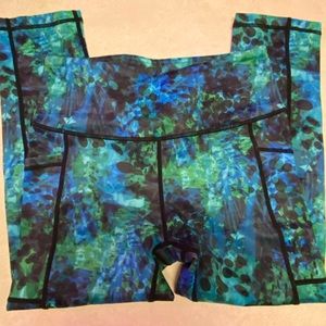 Blue Green patterned leggings. Capri length.